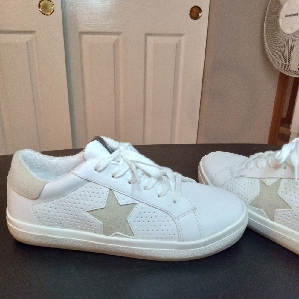 Women's Steve Madden sneakers Size 8.5 Like New!